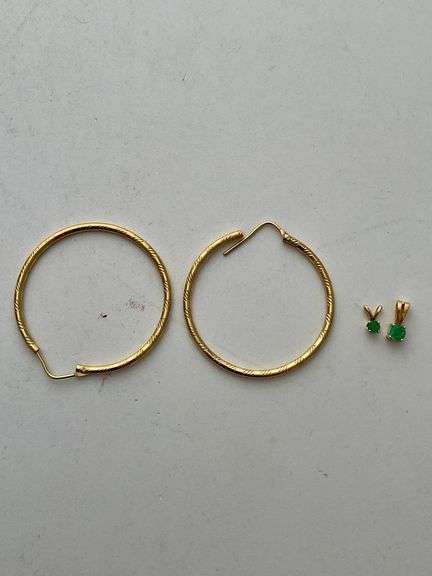 Hoop earrings and two small pendants with semi precious stone. Engraved 750. Total weight 5.9 g.
