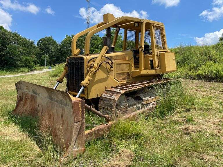 John Deere 850 B steel track dozer. Approximately 1879 hours on meter. Open four post canopy. Tilt blade . Not Started, needs a jump . Product ID number T0850BH741385. - $1000 deposit. balance in ACH or certified check within 48 hours of auction close