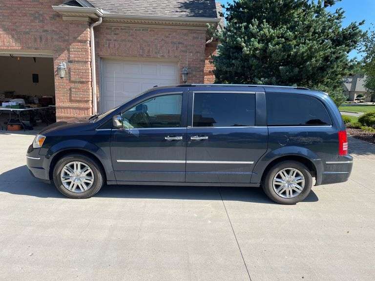 2009 Chrysler Town & Country minivan. 85,872 miles. Very clean and loaded.  Started with jump. Drives great. AC is blowing cold.  VIN number 2A8HR64X09R581255