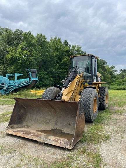 CAT 930 G wheel loader. Diesel engine. Cab/EROPS. serial number CAT8938GLTWR88846. 4232 hours showing on Dash. Started and ran. Quick coupler bucket includes set of forks. AC Not working. See Photos for Video of Equipment in Operation. FOR THOSE AT FIRST PICKUP: this loader was used by Big Jim to load out the auction This will be used for the load out on the Pick Up cannot be removed until final hour of Pick Up*- $1000 deposit. balance in ACH or certified check within 48 hours of auction close- NO Sales Tax Collected