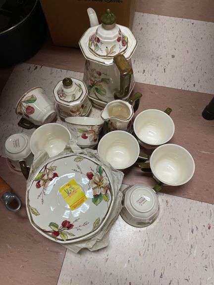 Villeroy and Boch Portobello pattern tea set. Lid on teapot is cracked.