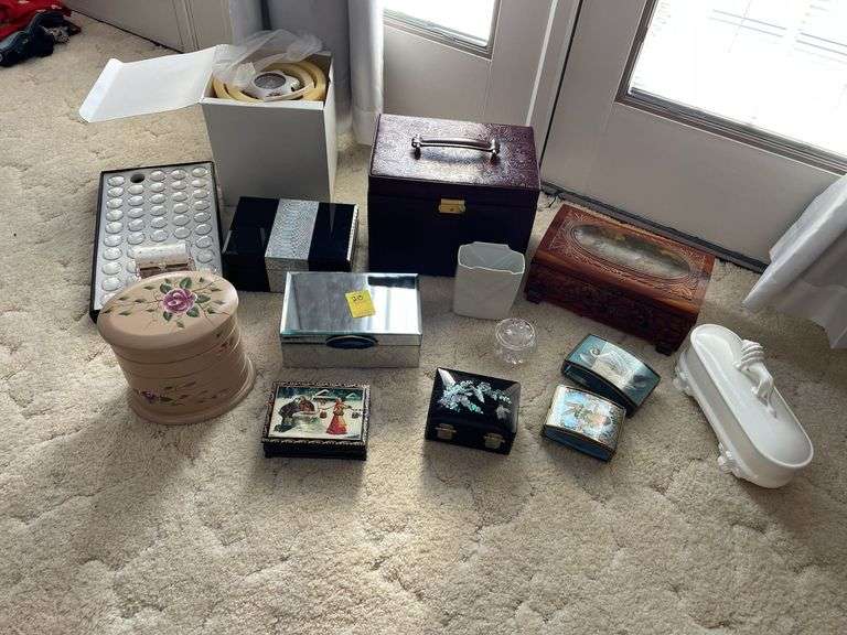 Nice lot of jewelry cases and accessory pieces. Master bedroom.