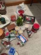 Lot of miscellaneous decor includes Dahman, Floral.