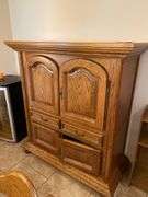 Country dining set in Oak, 34 x 83 pedestal table with eight ladder back chairs. Chairs are very solid and this is a nice quality set. Also includes Oak side cabinet with drawers. Easy loadout through walkout basement.