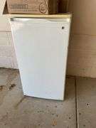 GE ￼ mini fridge, nice and cold, Content is not included