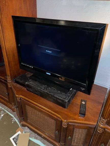 32 inch Vizio TV turns on includes remote