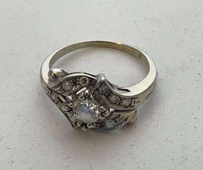 Vintage ladies ring. Acid test tested 14 K. Tested positive for diamonds. Total weight 2.9 g.