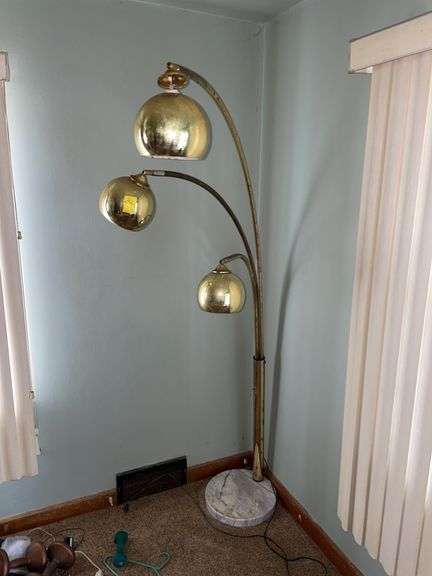 Large retro marble based lamp. Needs cleaned and restored, not tested.