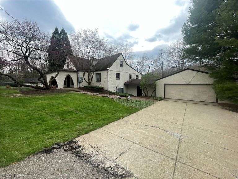 For Sale: ByceREALTY: 5 Bed 2.5 Bath 3,000 Sq Ft Cape Cod - Hubbard, OH