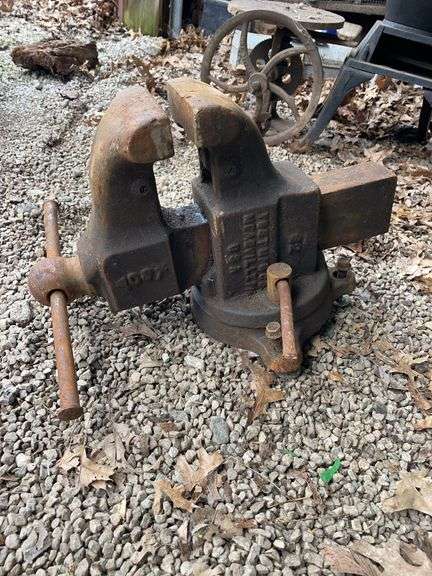 Rare Yost manufacturing Meadville, PA number 32 bench vice disconnected, ready to go.