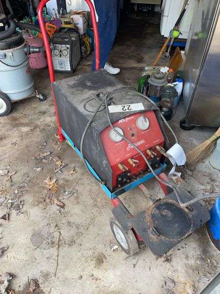 AES retriever refrigerant pump. Plugged in and tested runs very smooth includes the cart.