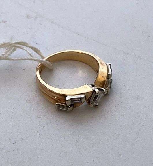 Ladies ring. Marked 14 KP. Tested positive for diamonds. Total weight 5.8 g.