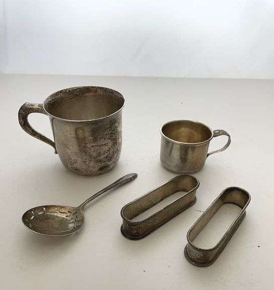 Miscellaneous sterling pieces. Total weight 223 g.
