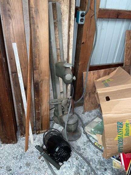 ￼ Vintage lathe with electric belt driven motor.