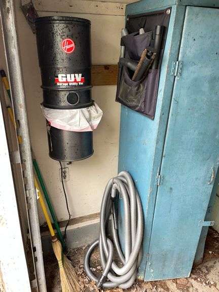 Hoover garage utility VAC. With hose. This item powered on. Bring tools to disconnect.