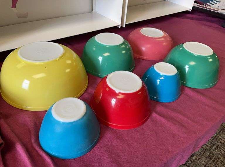 7 vintage Pyrex bowls