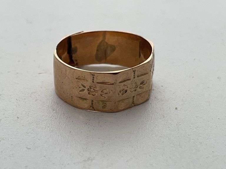 Men’s ring. With WXXX engraved. Acid tested at 14 K. Total weight 2.35 g. Best to inspect at Preview.