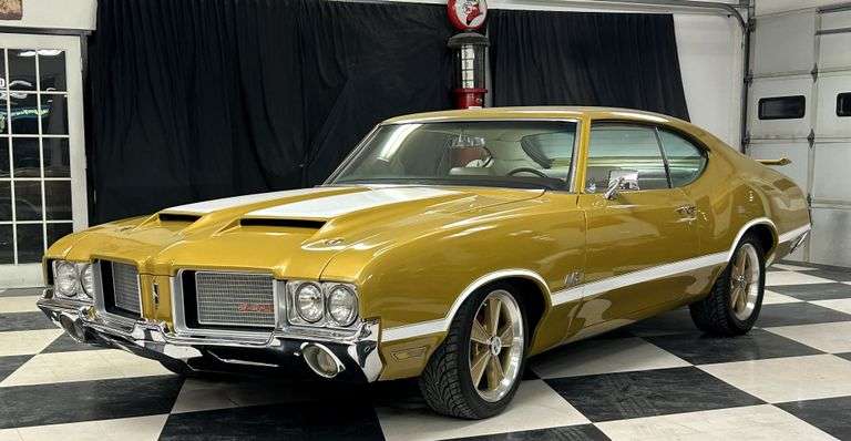 1972 Oldsmobile Cutlass Holiday Coupe