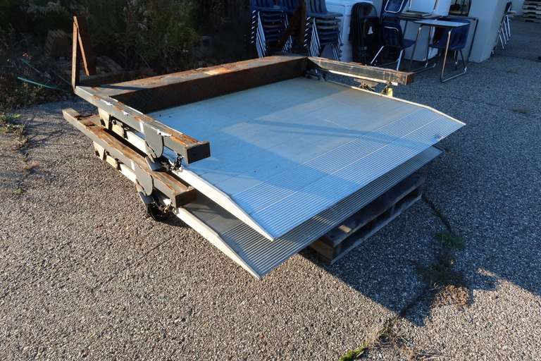 (2) Tommy Hydraulic Lift Gates