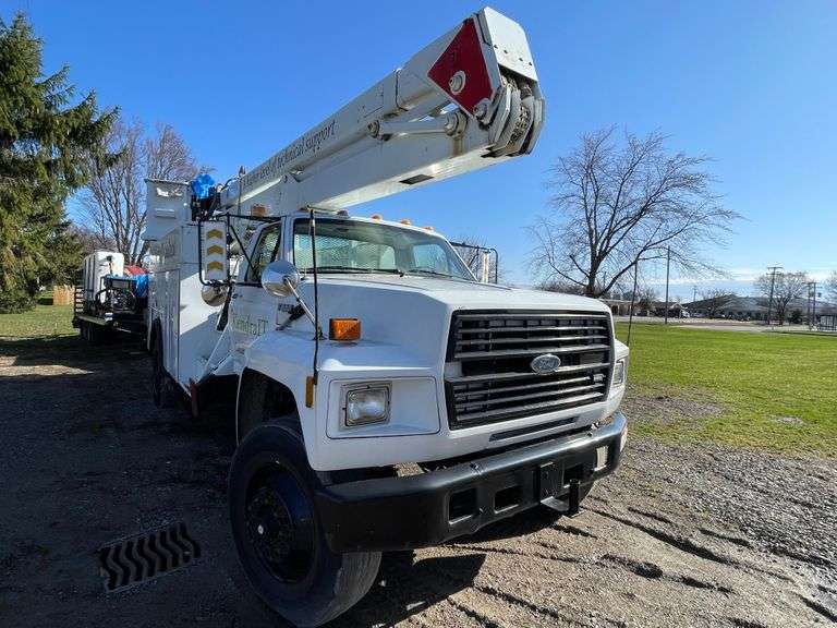 1990 FORD F-800 BUCKET TRUCK W/ 7.8L IN LINE