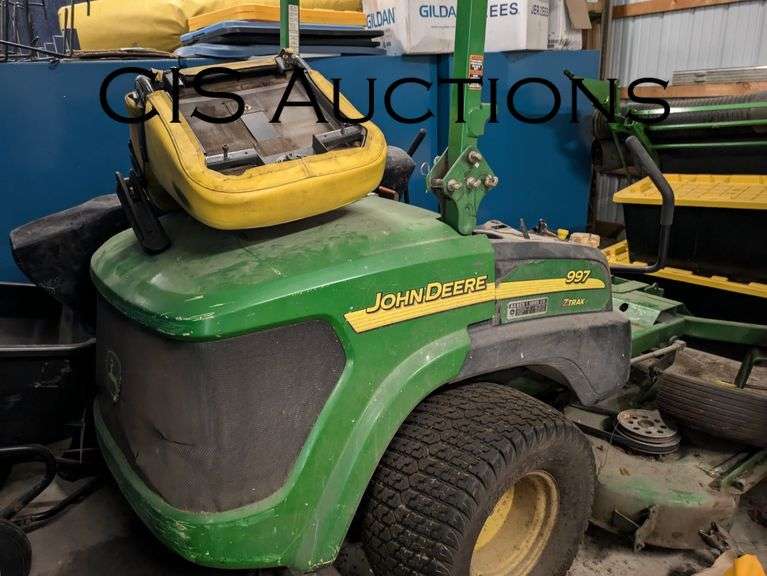 JOHN DEERE ZERO TURN