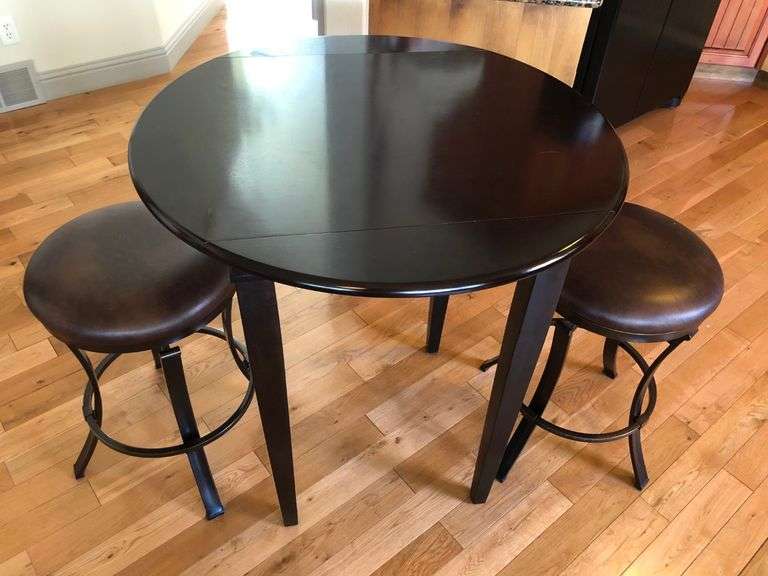 Table with 2) Stools