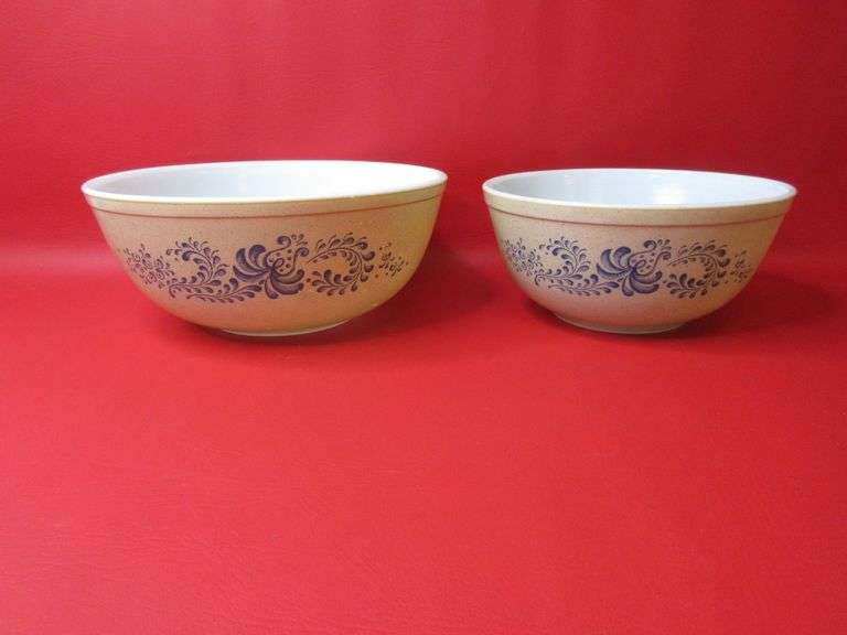 2) Pyrex Homestead Mixing Bowls