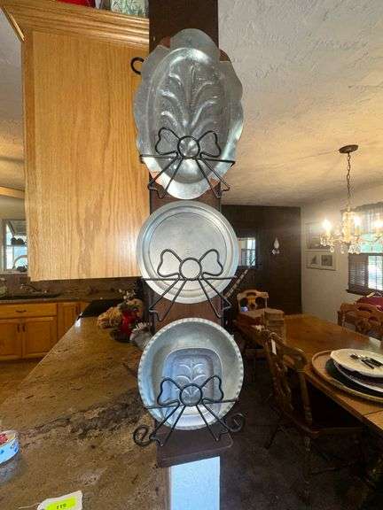 Bow Plate Hanger with Silver Serving Plates