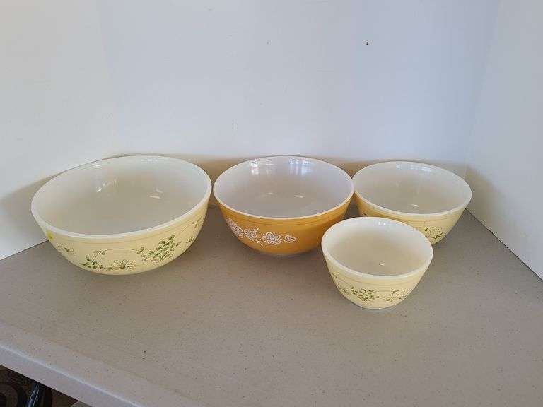 Pyrex Nesting Bowls