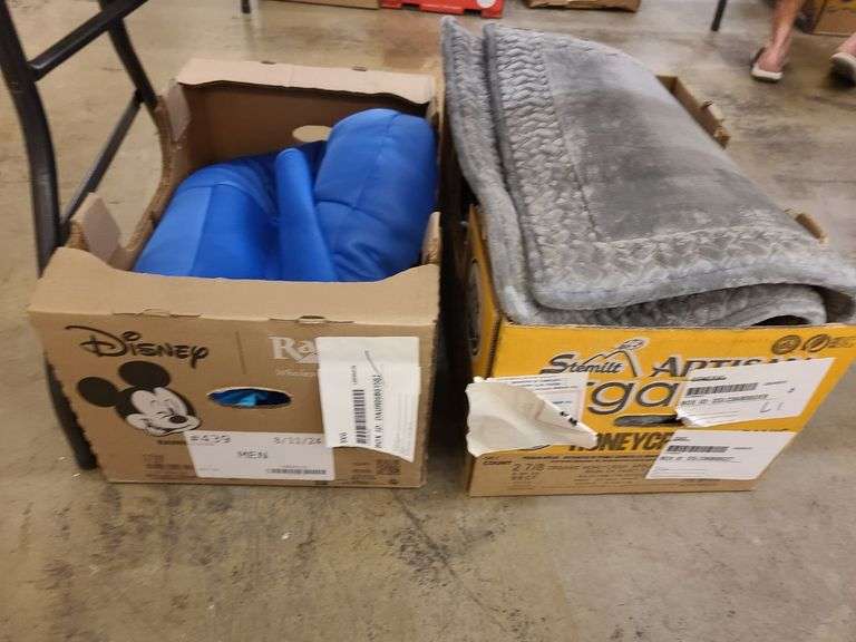 Big Joe Pool Float, 2) Bath Mats