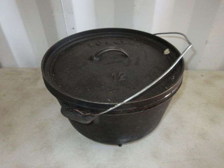 Cast Iron Lodge Dutch Oven
