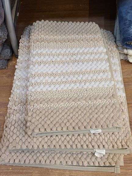 4) Bath Rugs