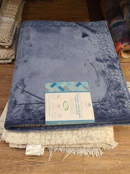 4) Bath Rugs
