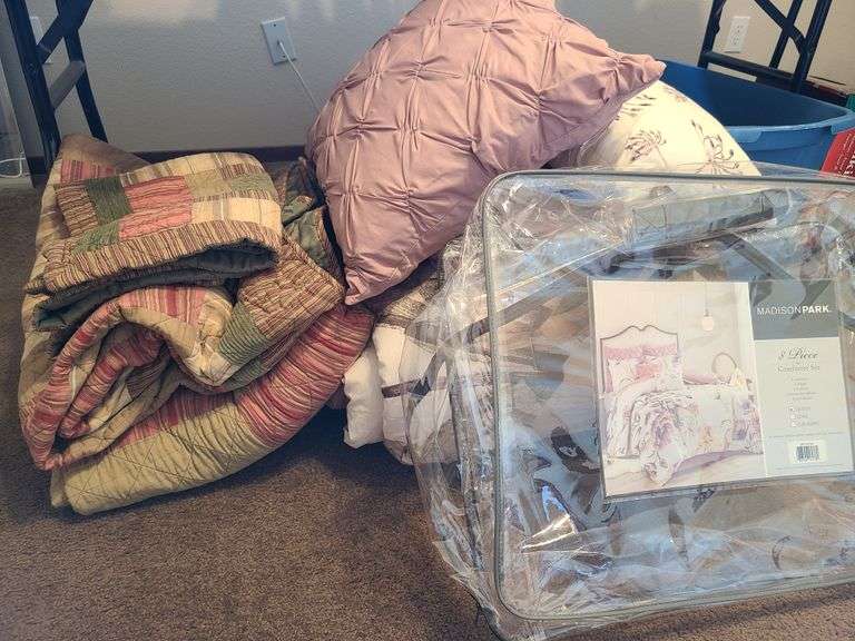 Quilt Set, Decorative Pillows, Comforter and More