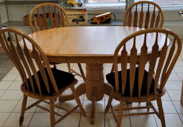 Kitchen Table with Leaf, 4) Chairs