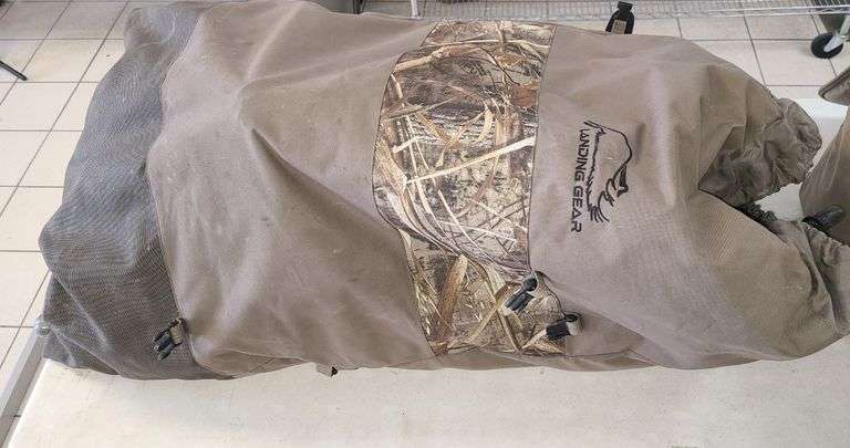 Landing Gear Decoy Bag with 4) Felt Neck Goose Decoys, 16) Duck Decoys
