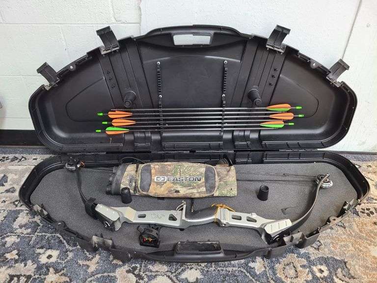 Browning Compound Bow with Quiver, Arrows, Carry Case