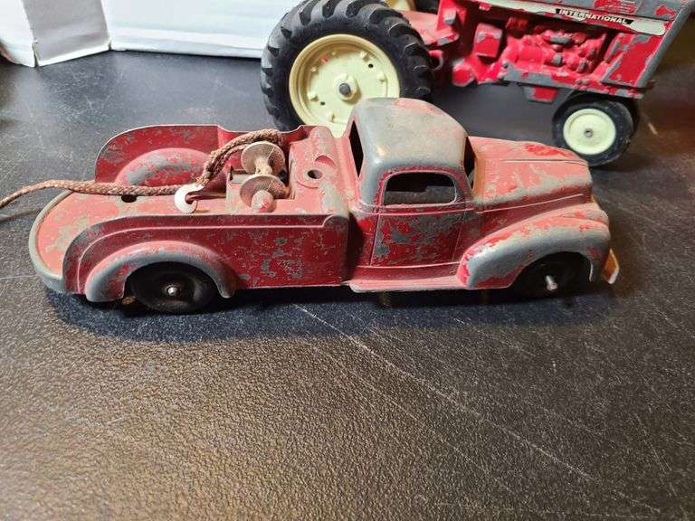 Hubley Kiddie Toy Tow Truck, Ertl International Harvester Diecast tractor