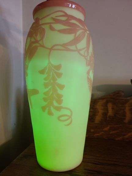 Fenton Uranium Kelsey Murphy Cameo "Wisteria Lane" Hummingbird Vase