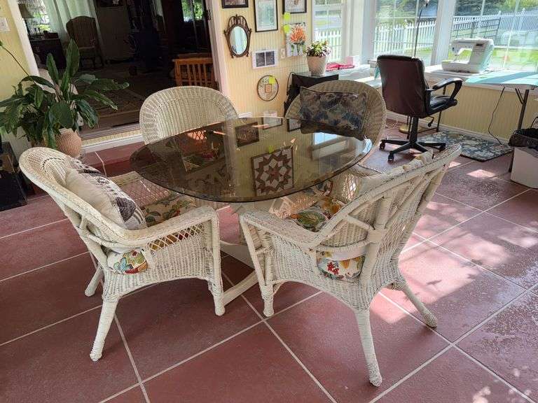 Wicker Round Table/Glass Top Patio Set