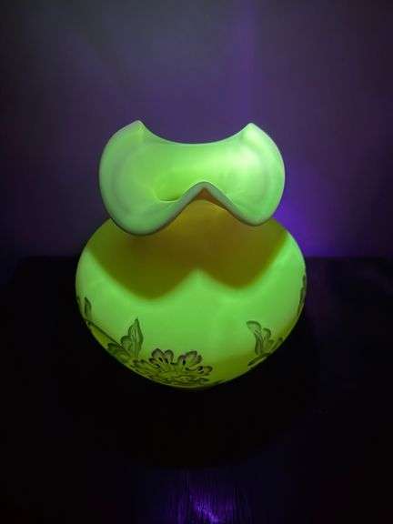 Fenton Burmese Large Queens Bird Vase Connoisseur Collection