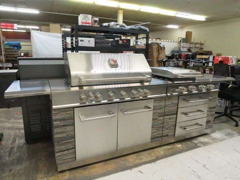 * Kirkland Signature Island 12 Burner Gas Grill and Griddle