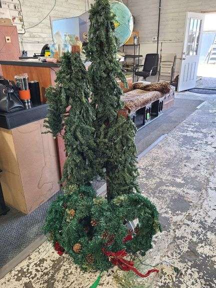 3) Wooden Holiday Trees, 3) Wreaths
