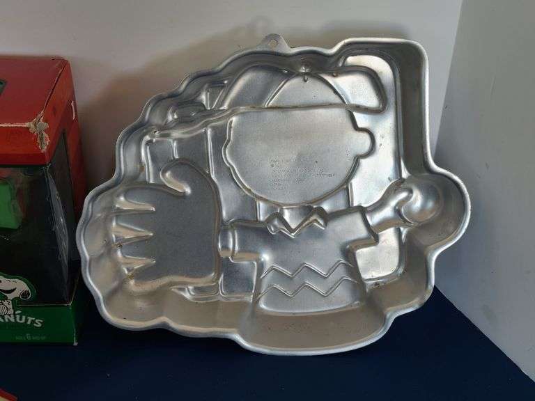 Peanuts Collection: Cake Pan, Glass, Figurines