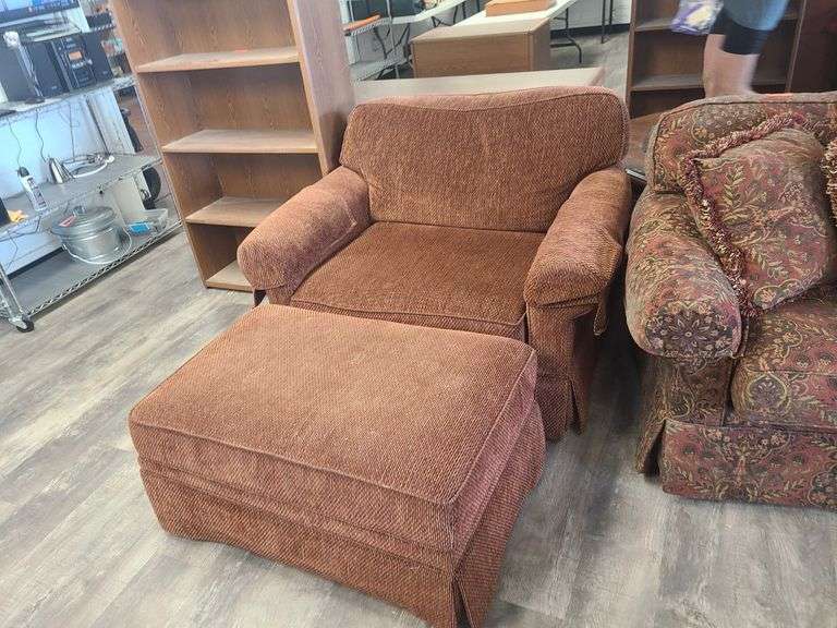 King Hickory Furniture Oversized Lounge Chair with Ottoman