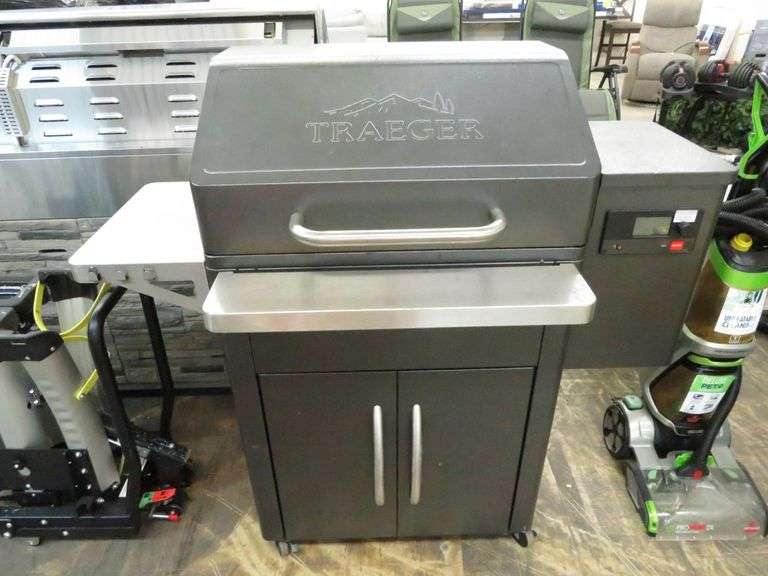 * Traeger Silverton Pellet Grill