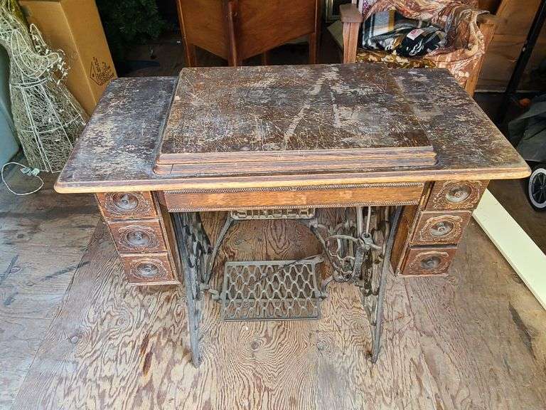 Vintage Singer Sewing Machine in Cabinet