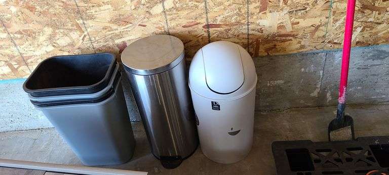 Step Trash Can, 5) Plastic Trash Cans