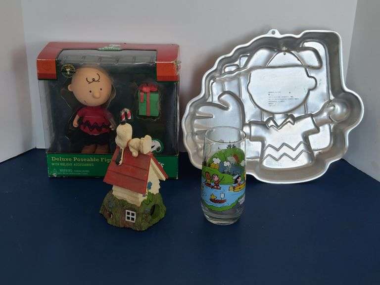 Peanuts Collection: Cake Pan, Glass, Figurines