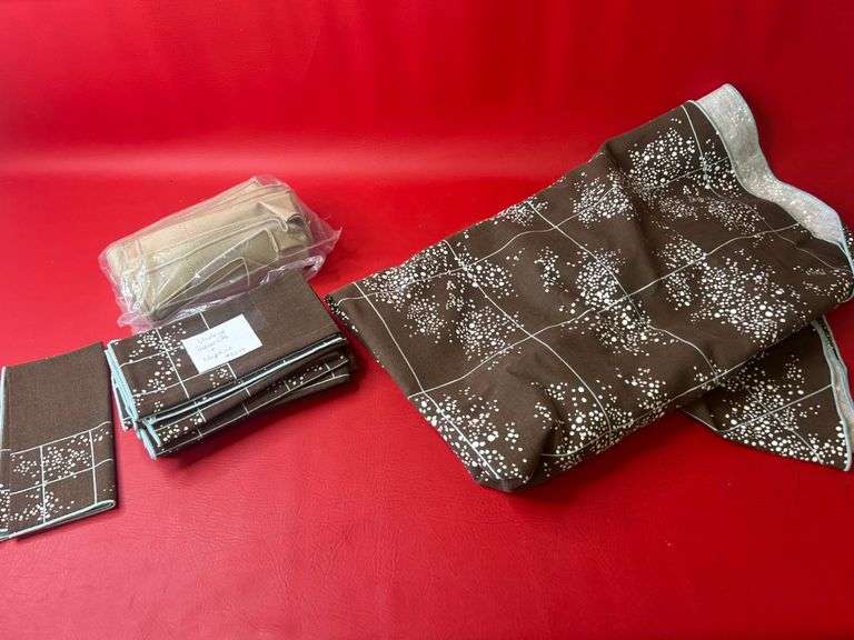Tablecloth and Napkins Set
